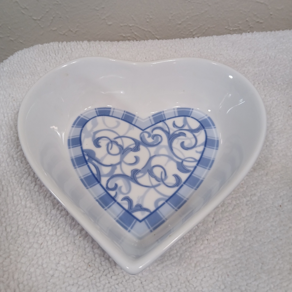 Oneida Sweetheart Baking Dish Blue Heather Heart Shaped 1 Quart 9" Wide 2" Tall